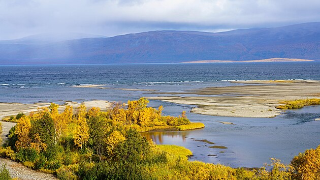 Abisko se rozkl�d� ve �v�dsk�m Laponsku a je zn�m� rozs�hl�mi jezery i mimo��dn� �ast�m v�skytem pol�rn� z��e.