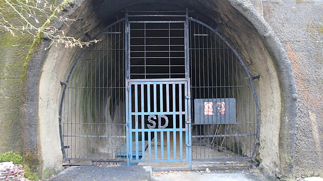 V�sypka m� i svoje �metro�, proto�e na za��tku �st� odvod�ovac� �tola se stejn�m profilem, jako m� pra�sk� podzemka.