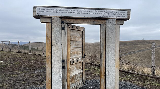 Nedaleko cedule Radovesice je pam�tn�k ve tvaru dve��, kter� m��ete otev��t do...
