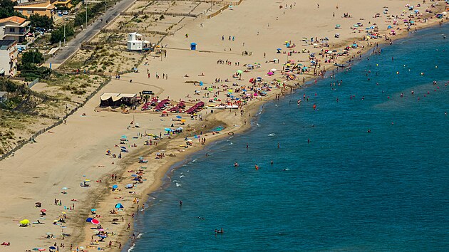 Na francouzsk�m pob�e�� St�edozemn�ho mo�e le�� m�sto, kter� nem� ve sv�t� obdoby. Cap d�Agde nen� jen pl�, ale cel� naturistick� m�sto.