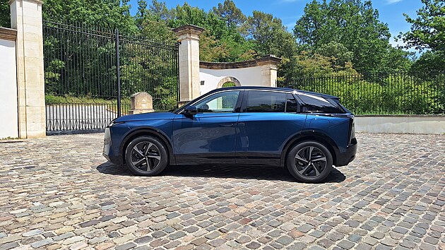 N�7 vych�z� ze stejn� platformy jako dal�� st�edn� velk� SUV koncernu Stellantis.