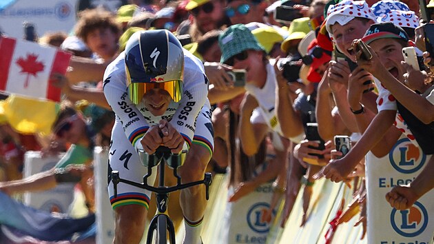 SUVERÉNNÍ VÍT�ZSTVÍ. Remco Evenepoel z týmu Red Bull-Bora dojí�dí do cíle 16....