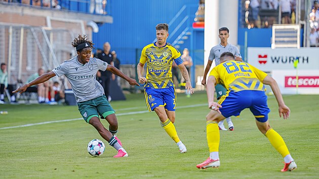 Ostravsk� �to�n�k Abdullahi Bewene st�han� Luk�em Barto��kem ze Zl�na.