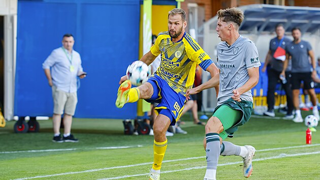 Zl�nsk� �to�n�k Tom� Poznar zpracov�v� balon v utk�n� proti Ban�ku Ostrava.