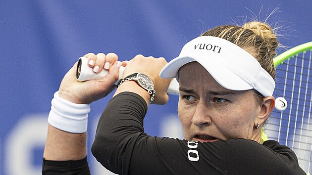 Barbora Krej��kov� v utk�n� proti Lind� Fruhvirtov� na turnaji Prague Open.