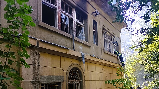 Ve vile se po po��ru se�li vy�et�ovatel� HZS i Policie �R, kte�� budou zji��ovat, pro� tam za�alo ho�et. Zat�m bez domluvy s majitelem spole�n� s policejn�mi vy�et�ovateli je p�edb�n� v��e �kody  odhadnut� na 900 tis�c korun a hodnota uchr�n�n�ho majetku na dva miliony. (29. �ervence 2026)