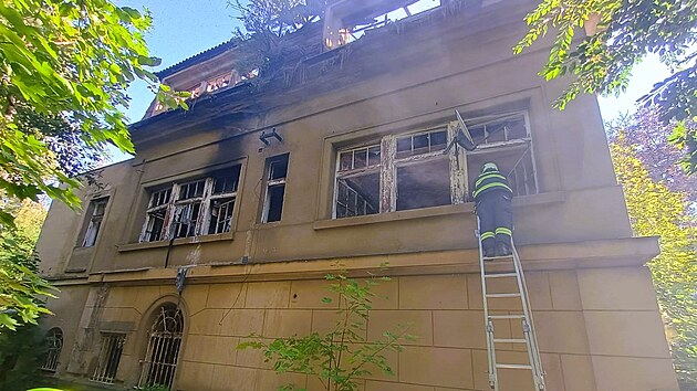 Ve vile se po po��ru se�li vy�et�ovatel� HZS i Policie �R, kte�� budou zji��ovat, pro� tam za�alo ho�et. Zat�m bez domluvy s majitelem spole�n� s policejn�mi vy�et�ovateli je p�edb�n� v��e �kody  odhadnut� na 900 tis�c korun a hodnota uchr�n�n�ho majetku na dva miliony. (29. �ervence 2026)