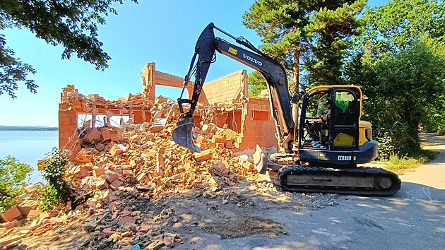 D�ln�ci bouraj� novostavbu domu n�m�stkyn� jiho�esk�ho hejtmana a �eskobud�jovick� radn� Lucie Kozlov� (Na�e �esko), kter� stoj� u rybn�ku Deht�� na �eskobud�jovicku. (29. �ervence 2026)