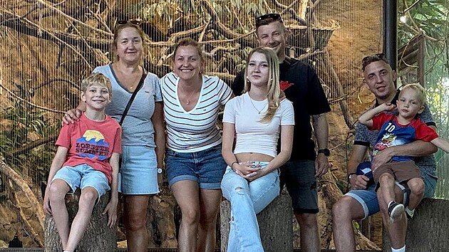 Fotbalista Richard Veverka (vpravo) se sv�m synem a rodinou, tedy maminkou, sestrou, �vagrem a jejich d�tmi.