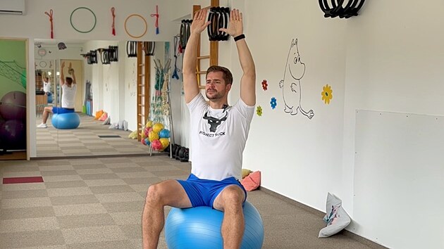 3. cvik: Pos�len� mezilopatkov�ch sval� - Posa�te se zp��ma a vzpa�te. Pot� st�hn�te lokty co nejv�ce dozadu a dol�, otev�ete hrudn�k a p�ibli�te lopatky k sob�. Brada z�st�v� lehce zasunut�. S n�dechem pa�e zvedejte, s v�dechem je stahujte dol�. Cvik opakujte minim�ln� desetkr�t.