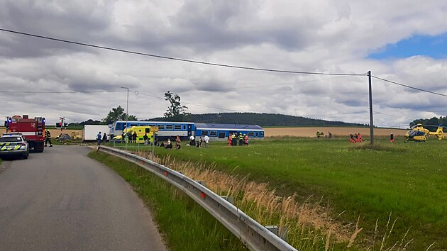 Na Táborsku se srazil osobní vlak s náklaďákem, z místa hlásí zraněné