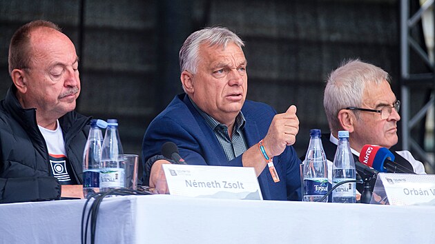Bývalý ma�arský premiér Viktor Orbán (uprost�ed) v rumunském Baile Tusnadu (25....