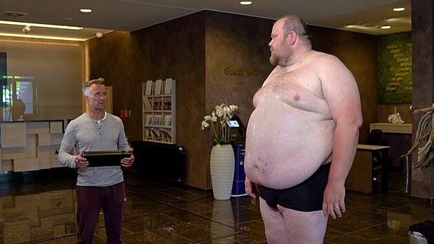 B�l se, �e zem�e, a proto se sna�il co nejv�ce se �et�it. Pr�v� tehdy za�al dramaticky p�ib�rat, a� se dostal na alarmuj�c�ch 218 kilogram�.