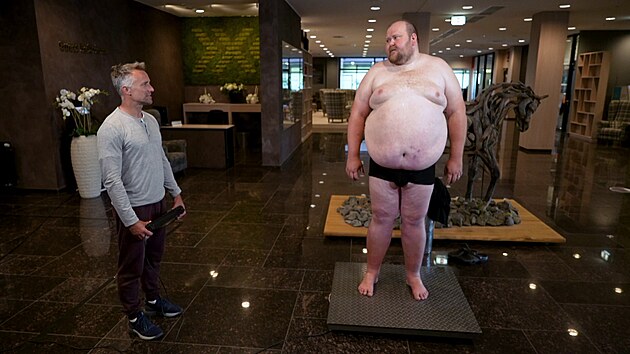 B�l se, �e zem�e, a proto se sna�il co nejv�ce se �et�it. Pr�v� tehdy za�al dramaticky p�ib�rat, a� se dostal na alarmuj�c�ch 218 kilogram�.