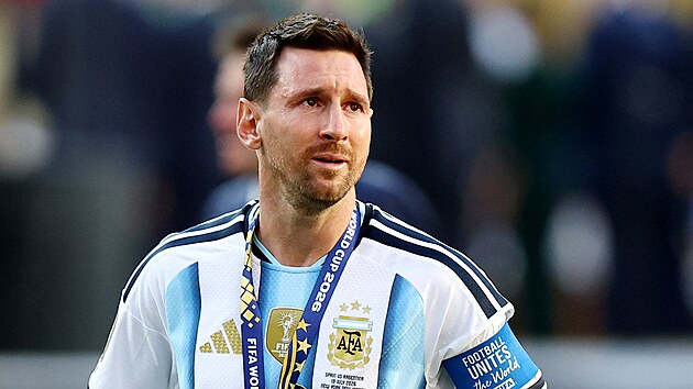 Byl to strhuj�c� z�v�r velkolep� sportovn� akce. Na tr�vn�ku stadionu v New Jersey fotbalov� hv�zdy Lionel Messi (na sn�mku) a Lamine Yamal, ale i vystoupen� Shakiry, Madonny �i Justina Biebera. Fenomen�ln� Messi z�stal s Argentinou krok od obhajoby titulu, prohru oplakal. Na sv�tov� fotbalov� tr�n se po 16 letech vrac� �pan�l�. Fin�lov� drama i polo�asovou show si m��ete prohl�dnout ve fotogalerii.