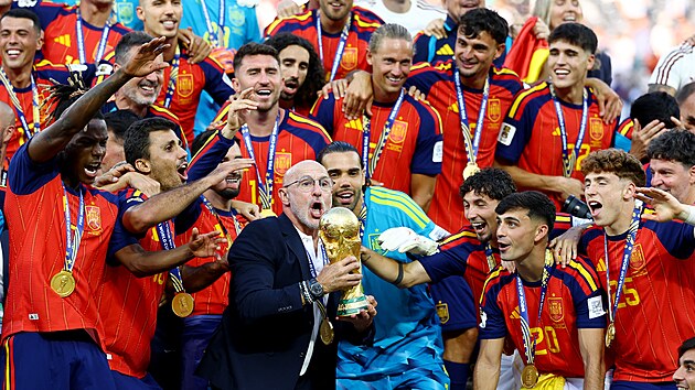 �pan�lsk� tren�r Luis de la Fuente s trofej� pro mistry sv�ta.