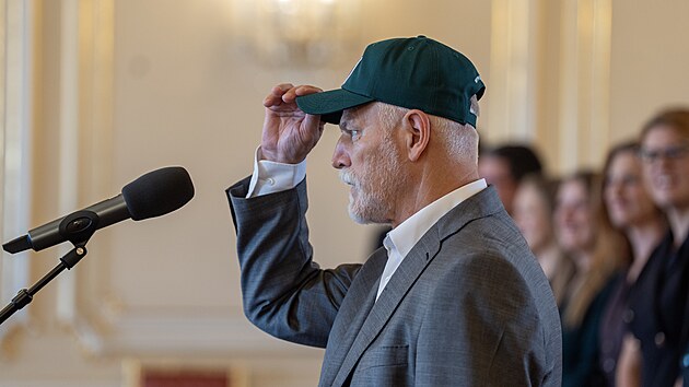 Prezident Petr Pavel na Pra�sk�m hrad� p�i setk�n� s tenistkami.