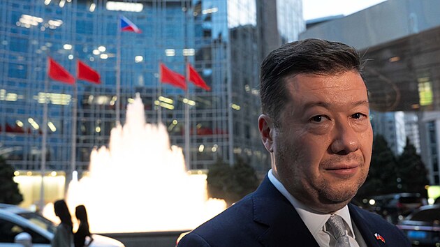 Tiskov� konference p�ed hotelem v Pekingu, kam Tomio Okamura dorazil letadlem. (22. �ervence 2026)