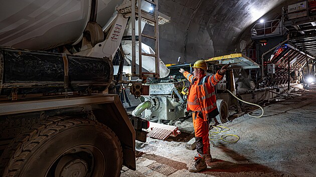 Stavba�i betonuj� sekund�rn� ost�n� tunelu Doln� Radechov� na stavb� obchvatu N�choda. (27. �ervence 2026)