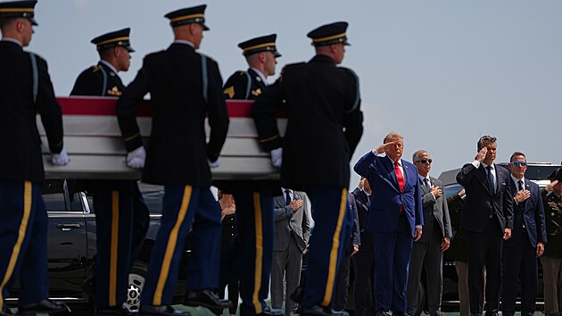Prezident Donald Trump a ministr obrany Pete Hegseth se z��astnili repatriace t�l �ty� americk�ch voj�k�, kter� se do USA vr�tila v rakv�ch zahalen�ch vlajkou pot�, co dva mu�i a dv� �eny zahynuli p�i �r�nsk�ch �toc�ch na Bl�zk�m v�chod�. (22. �ervence 2026)