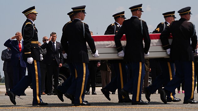 Prezident Donald Trump a ministr obrany Pete Hegseth se z��astnili repatriace t�l �ty� americk�ch voj�k�, kter� se do USA vr�tila v rakv�ch zahalen�ch vlajkou pot�, co dva mu�i a dv� �eny zahynuli p�i �r�nsk�ch �toc�ch na Bl�zk�m v�chod�. (22. �ervence 2026)