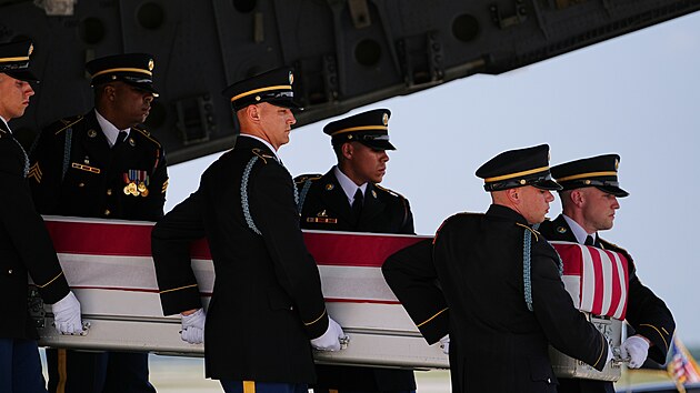Prezident Donald Trump a ministr obrany Pete Hegseth se z��astnili repatriace t�l �ty� americk�ch voj�k�, kter� se do USA vr�tila v rakv�ch zahalen�ch vlajkou pot�, co dva mu�i a dv� �eny zahynuli p�i �r�nsk�ch �toc�ch na Bl�zk�m v�chod�. (22. �ervence 2026)