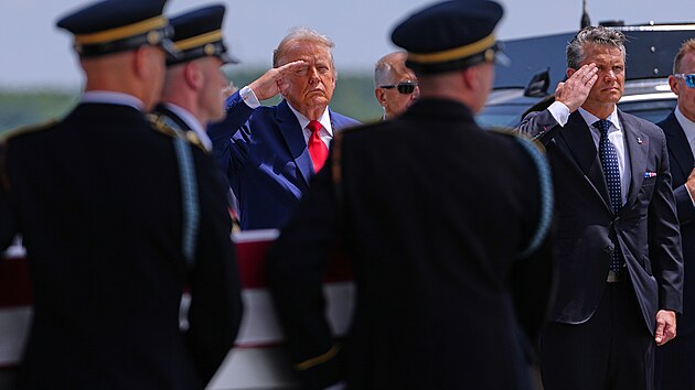 Prezident Donald Trump a ministr obrany Pete Hegseth se zú�astnili repatriace...