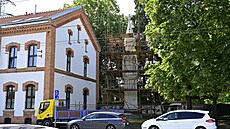 Restaurátoři Ä�ist�­ a opravuj�­ Zderadův sloup v brnÄ�nsk�© Křenov�© ulici