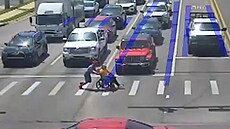 Mu� v kostýmu Spider-Mana p�ekvapil �idi�e. Pomohl vozí�ká�i p�es silnici