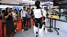 Tesla humanoidní robot Optimus. (14. kv�tna 2026)