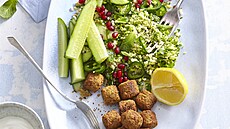 Falafel se salátem z bulguru, brokolice a okurky