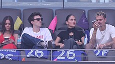 Cruz Beckham a jeho p�ítelkyn� Jackie Apostelová a Romeo Beckham s partnerkou...