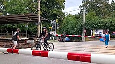 Technické závady a dlouhé minuty �ekání na frekventovaném �elezni�ním p�ejezdu...