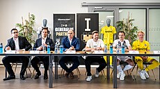 Tiskový mluv�í Petr �atalík, p�edseda p�edstavenstva Dominik Kohel, sportovní...