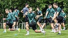 Jan Chramosta (uprost�ed) na tréninku fotbalist� Jablonce.