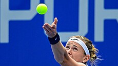 Marie Bouzková servíruje na turnaji WTA v Praze.