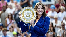 Linda Nosková p�i�la pozdravit diváky na turnaji WTA v Praze.