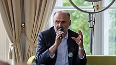 Roman Tvrzník �ije tak trochu z extrému do extrému. V práci organizuje sb�r milion� kus� spot�ebi��, ale v soukromí utíká do míst, kde mu sta�í jen batoh na zádech. 