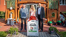 Roman Tvrzník �ije tak trochu z extrému do extrému. V práci organizuje sb�r milion� kus� spot�ebi��, ale v soukromí utíká do míst, kde mu sta�í jen batoh na zádech. 