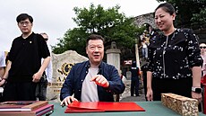 P�ed návratem do �eska si Tomio Okamura prohlédl Velkou �ínskou ze�. (24....