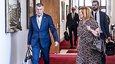 Premiér Andrej Babi� a ministryn� financí Alena Schillerová p�ichází na jednání...