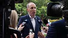 Ji�í Brodský, nám�stek ministra zahrani�í, hovo�í s noviná�i b�hem své náv�t�vy...