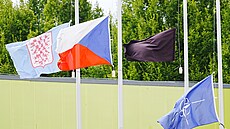 �erná vlajka visí na 22. základn� vrtulníkového letectva, kde se z�ítil...