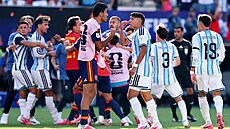 Slovní p�est�elka mezi hrá�i Argentiny a �pan�lska po záv�re�ném hvizdu finále...