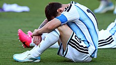Argentinec Lionel Messi reaguje po záv�re�ném hvizdu finále MS a proh�e se...