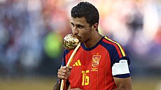 Rodri ze �pan�lska pózuje s trofejí pro nejlep�ího hrá�e MS.