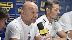 Sportovní �editel zlínských fotbalist� Pavel Hoftych na p�edsezonní tiskové...