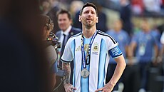 Lionel Messi z Argentiny se st�íbrnou medailí po finále MS.