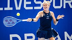 Marie Bouzková hraje forhend v prvním kole Livesport Prague Open.