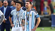 Lionel Messi z Argentiny se st�íbrnou medailí po finále MS.